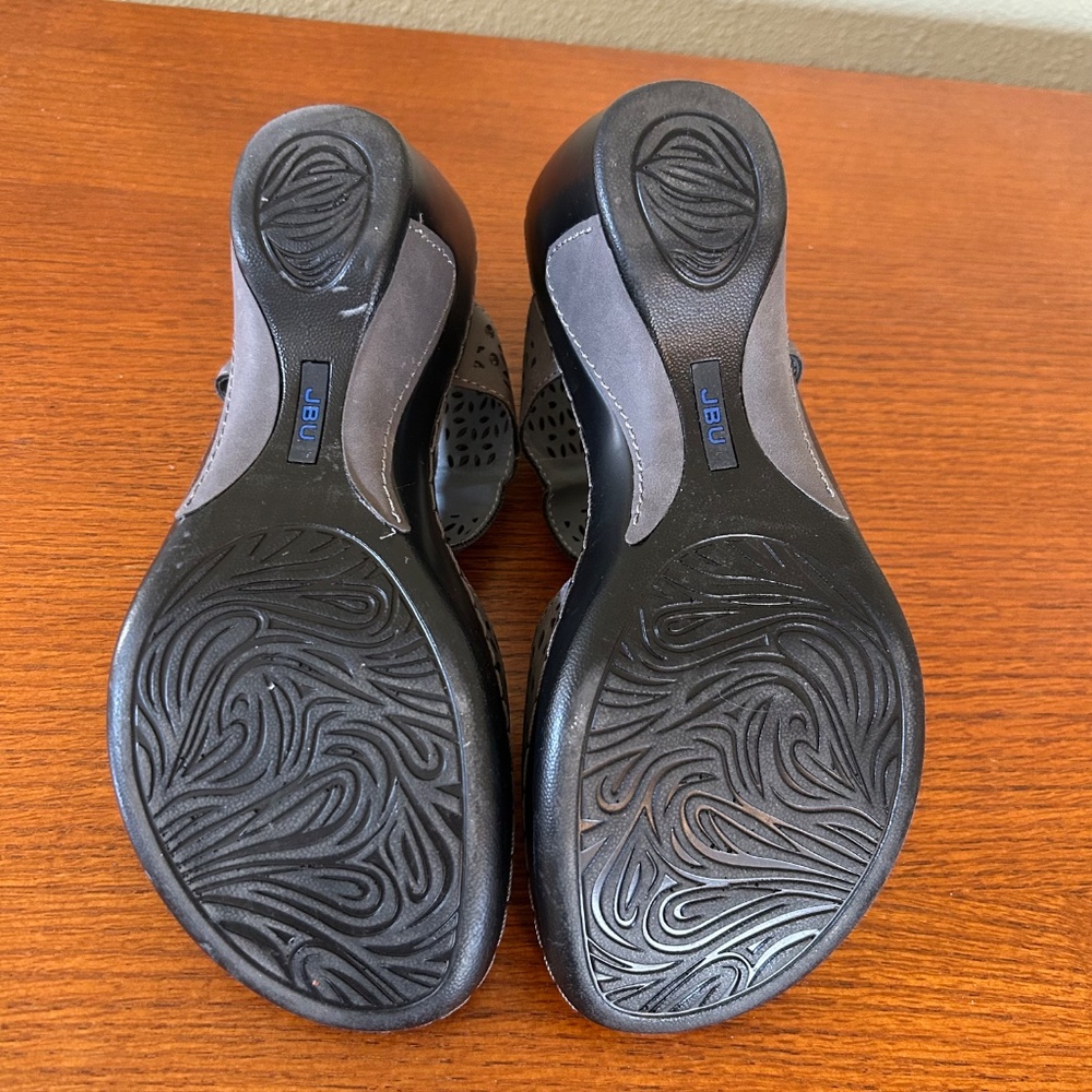 JBU Chloe Wedge Cushioned Sandals‎ Gray Vegan Leather Laser Cut Floral Size 8 - Picture 4 of 7